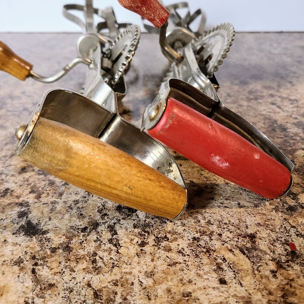 Pair Of Vintage 1930s Hand Blenders, Wood Handles Egg Beaters, Mastermix Canada - Picture 9 of 10